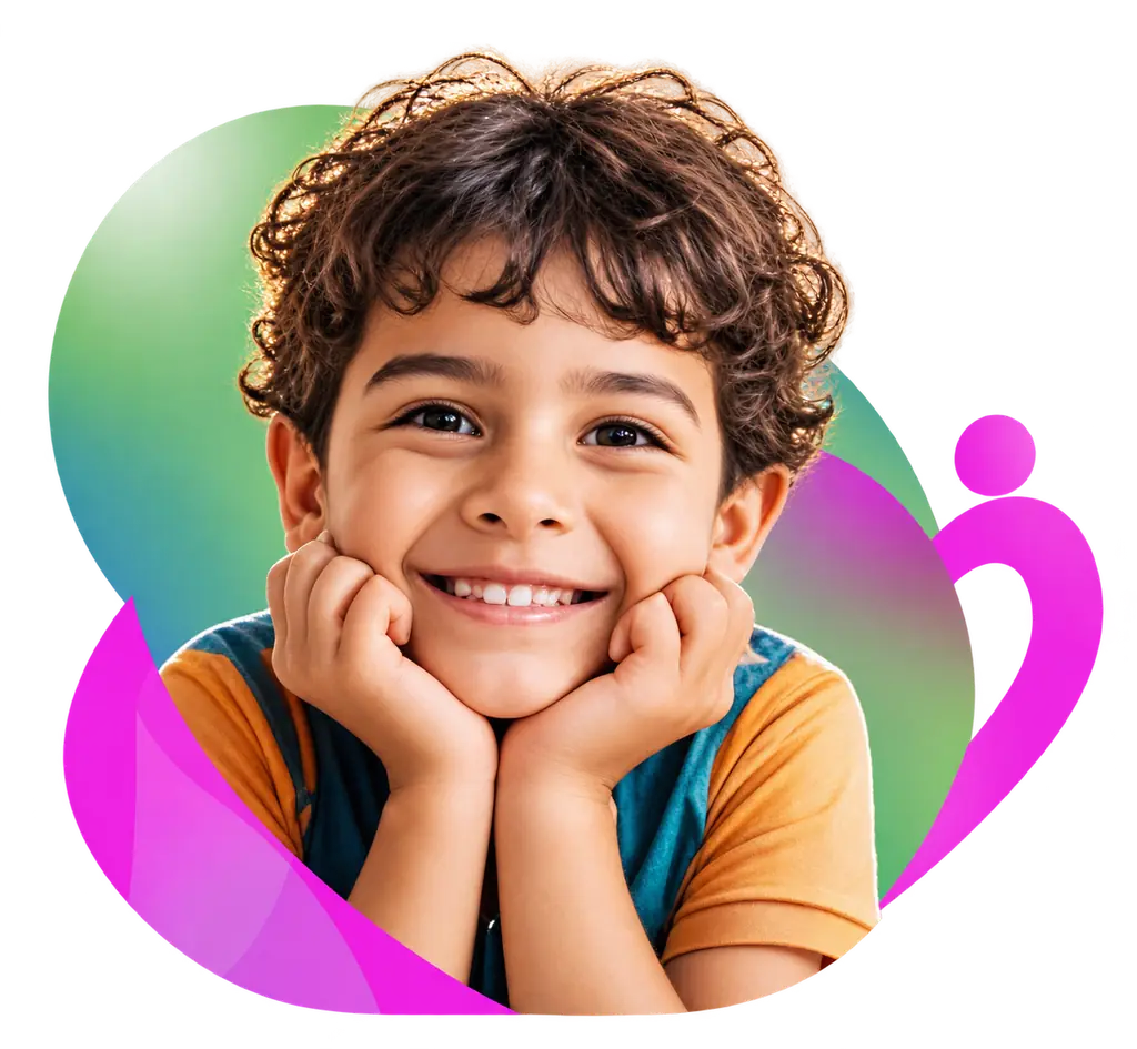 Menino sorridente apoiando o rosto nas mãos